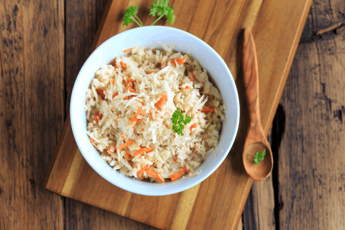 Sałatka Colesław w białej misce